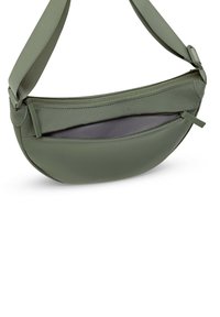 Bolso bandolera en forma de media luna verde con dos compartimentos con cremallera y una correa ajustable.