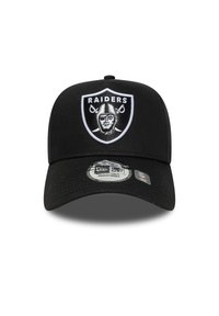 Schwarze Baseballmütze mit strukturiertem Design, ausgestattet mit einem gestickten Raiders-Logo auf der Vorderseite und einem verstellbaren Riemen auf der Rückseite.