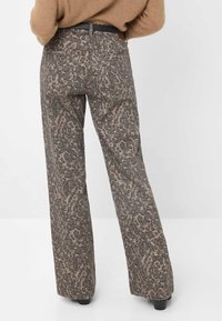 Jeans a vita alta a gamba larga con stampa leopardata in tonalità di marrone e grigio attenuati, caratterizzati da un tessuto texturizzato e due tasche posteriori.