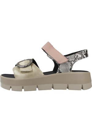 Sandalia con suela gruesa beige, tirante frontal metálico dorado, tira al tobillo rosa y tira en el talón con estampado de serpiente y cierre de velcro.