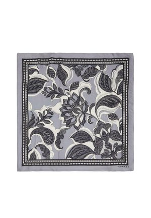 Foulard en soie carré avec un fond gris orné de motifs floraux noir et blanc et d'une bordure décorative. Texture lisse, design élégant.