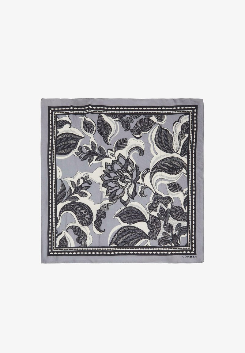 Vierkante zijden sjaal met een grijze achtergrond en zwart-witte bloemenpatronen, evenals een decoratieve rand. Gladde textuur, elegante uitstraling.