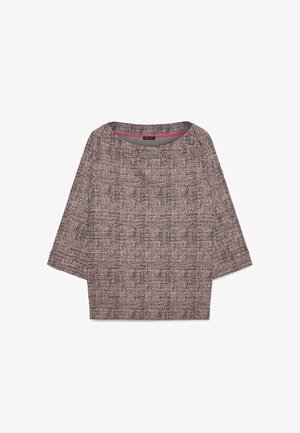 Svetr s dlouhým rukávem z texturovaného úpletu s kulatým výstřihem v tlumené směsi růžové a šedé barvy.