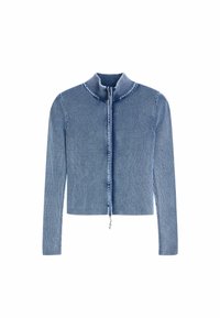 Blauwe, geribbelde, ritsjack met een hoge kraag. Heeft lange mouwen en een cropped lengte. De stof lijkt gestructureerd en zacht te zijn.