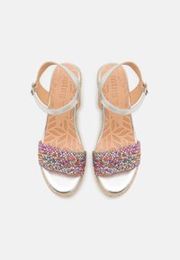 Sandały z plecionymi, wielokolorowymi paskami z metaliczną skórzaną górą i paskiem na kostkę, z teksturowaną wkładką i podeszwą w stylu espadryli.