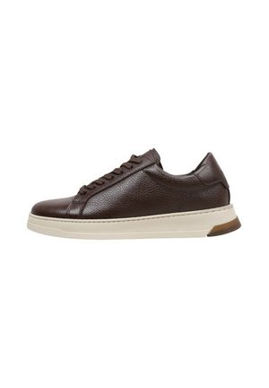 Zapatillas de cuero marrón con diseño de cordones, parte superior texturizada y suela de goma blanca. Presenta un acento marrón contrastante en el talón.