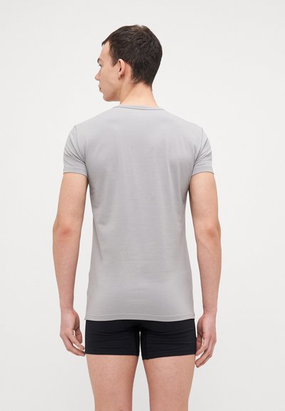 Graues Kurzarm-T-Shirt, slim fit, weicher Stoff, Rundhalsausschnitt, glatte Textur, kombiniert mit schwarzen Shorts, von hinten betrachtet.