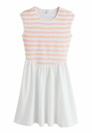 Robe blanche sans manches avec un corsage cintré présentant des rayures en zigzag horizontales roses et oranges et une jupe blanche unie évasée.
