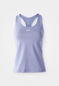 Lilla svedtransporterende Nike sportstanktop uden ærmer med racerback-design og hvid swoosh-logo centreret på brystet.