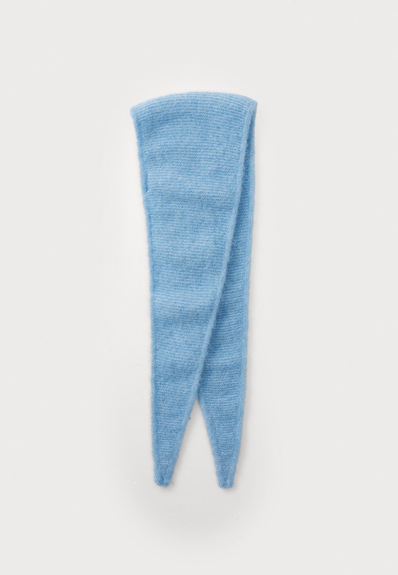 Bandeau en tricot bleu clair avec une texture douce, des extrémités effilées et un design sans couture, mesurant environ 10 cm de large en haut.