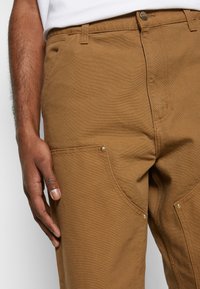 Carhartt WIP DOUBLE KNEE PANT - Calças - hamilton brown