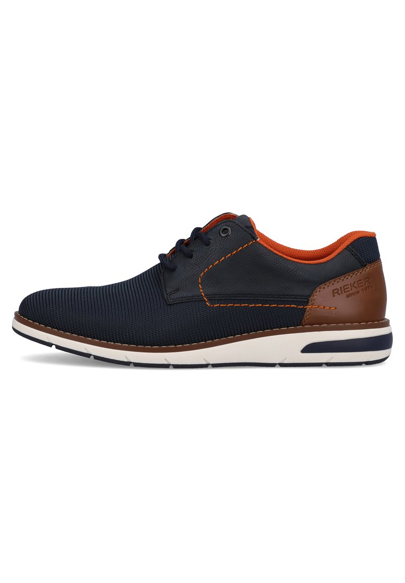 Marineblaue Mesh-Schuhe mit orangefarbenen Akzenten, braunen Lederdetails an der Ferse, weißem Zwischensohlenbereich und kontrastierender dunkler Sohle. Verfügt über traditionelle Schnürung.