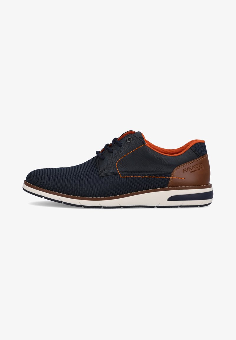 Marineblauwe mesh schoenen met oranje accenten, bruine lederen hieldetails, witte tussenzool en contrasterende donkere zool. Beschikt over traditionele veters.