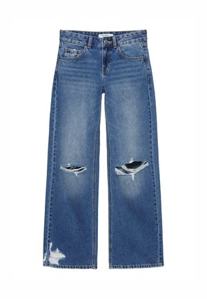 Blauwe recht-gesneden spijkerbroek met gescheurde gaten bij beide knieën en een kleine scheur nabij de zoom van het linker broekspijpje onderaan.