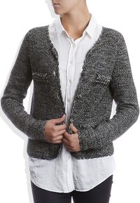 Šedý pletený kardigan s otevřeným předním dílem, texturovanou látkou, dvěma předními kapsami a žebrovanými manžetami, nošený přes bílou košili na knoflíky.