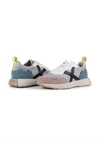Sneakers with a mesh and suede upper in gray, pink, and blue, featuring black accent stripes, white laces, and a yellow pull tab.