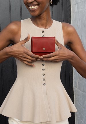 Gusti Leder, SMALL ACCESSORIES ELI UNISEX - Geldbörse - rot