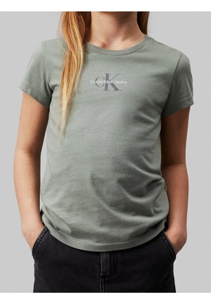 Grünes Baumwoll-T-Shirt mit kurzen Ärmeln, einem Rundhalsausschnitt und einem vorderen Logo mit der Aufschrift "Calvin Klein Jeans" in Grau.