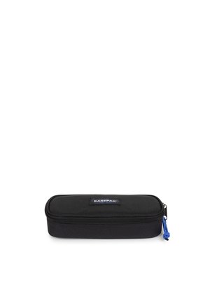 Zwart rechthoekig etui met ritssluiting en blauwe trekker, met Eastpak-logo bovenop.