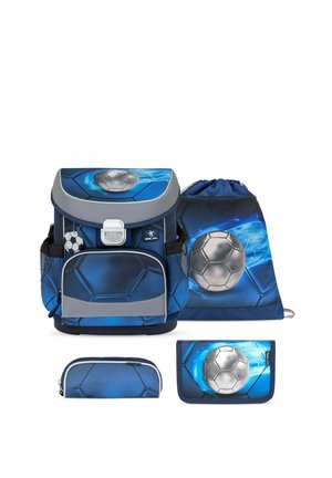 Blaues Schulrucksack-Set mit Fußballgrafiken umfasst Haupttasche, Kordelbeutel, Federmäppchen und Geldbörse, alle mit sechseckigen Mustern.