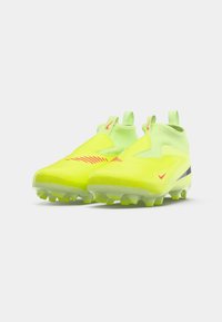 Ciorapi de fotbal de un galben-verde strălucitor, cu logo-uri roșii Nike, parte superioară texturată și guler tricotat până la gleznă, pe un fundal alb.