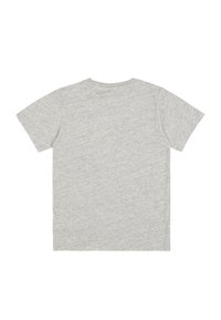 Szary t-shirt z krótkim rękawem wykonany z lekkiej bawełny, z okrągłym dekoltem i gładkim, lekko teksturowanym wykończeniem materiału. Brak wzorów i akcentów.