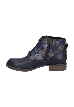 Bottines marines avec un dessus en cuir à motif floral texturé, laçage à l'avant et fermeture éclair sur le côté, avec un petit talon empilé.