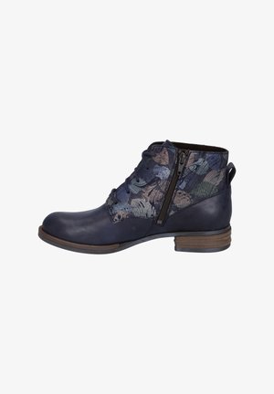 Bottines marines avec un dessus en cuir à motif floral texturé, laçage à l'avant et fermeture éclair sur le côté, avec un petit talon empilé.