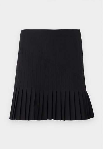 Melna plisētā svārki ar šuvētu diagonālu paneli, piegulošu jostas daļu un izplestu apakšmalu. Materiāli šķiet viegli un gludi.