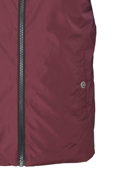 Giacca bordeaux con zip realizzata in materiale liscio e resistente all'acqua; presenta tasche laterali e dettagli a zip nera a contrasto.