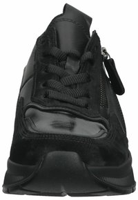 Scarpe da ginnastica nere con un mix di texture lisce e scamosciate, lacci e una cerniera laterale. La suola è spessa con una battistrada texture.