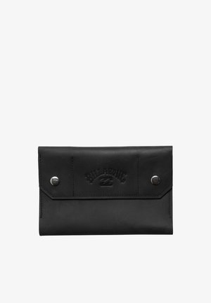 Portafoglio in pelle nera con design pieghevole, caratterizzato da branding in rilievo, chiusure a scatto in metallo e superficie liscia. Nessun motivo o dettaglio aggiuntivo.