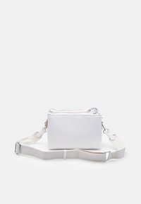 Kompakt hvid crossbody taske med to lynlåslommer og justerbar off-white stofrem mod en ensfarvet baggrund.