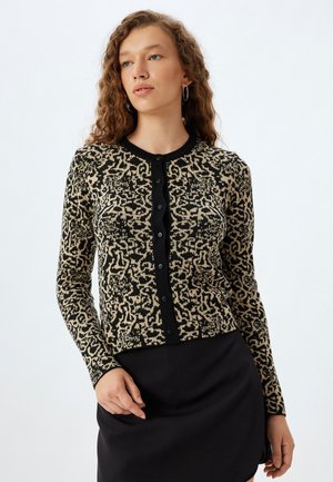 Knoop-up cardigan in luipaardprint, met een zwarte basis en een tan patroon, lange mouwen, geribde manchetten en een ronde halslijn.