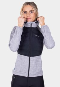 Grijze en zwarte zip-up jas met een gevoerde borst, gladde mouwen en hoge kraag. Voorzien van logo's en een slank, aansluitend ontwerp.