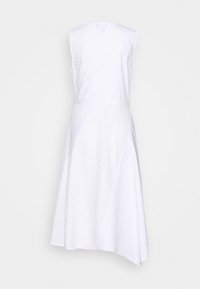 Robe blanche sans manches avec ourlet asymétrique et panneaux à motif diamant texturé à l'avant et sur le côté.
