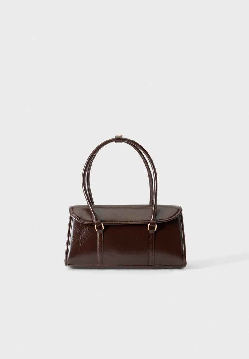 Sac à main en cuir brillant marron foncé avec un corps rectangulaire structuré et deux longues anses arrondies sur un fond clair uni.