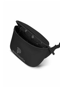 Zwarte heuptas met een gladde, matte textuur. Voorzien van een ritsluiting, een verstelbare band en een wit "pactastic" logo aan de voorkant.