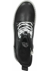 Botín corto de cuero negro con cordones blancos, cierre de cremallera y costuras blancas en contraste. El interior presenta un revestimiento textil y una etiqueta.