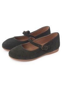 Bailarinas de ante verde oscuro con punta redonda, una sola correa ajustable y suela marrón claro. Textura suave y diseño sencillo.
