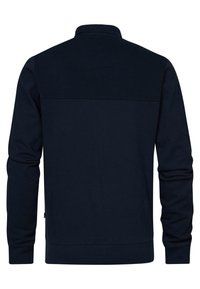 Granatowy sweatshirt z teksturowaną górną częścią pleców, długimi rękawami i kołnierzem. Wykonany z miękkiego materiału o dopasowanym kroju.