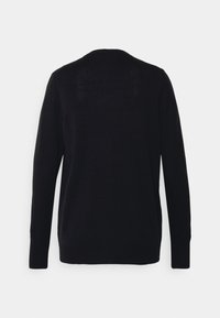 Černý svetr, dlouhé rukávy, kulatý výstřih, vyrobený z měkké látky, základní design, bez vzorů nebo ozdob, hladká textura.