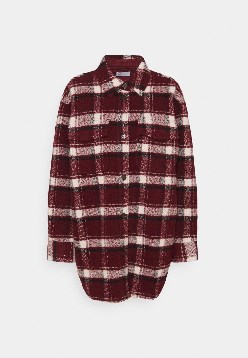 Rød og hvid plaid button-up skjorte, lavet af flannelstof, med to brystlommer og en krave, med grønne accenter i ternmønstret.