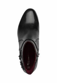 Melnas ādas potītes zābaki ar smailu purngalu, sānu rāvējslēdzējs un redzama bordo apdare iekšpusē. Gluda, spīdīga virsma.