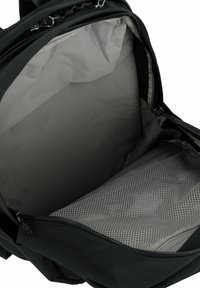 Černý batoh s hladkým šedým podšívkou. Obsahuje síťovou zipovou kapsu na jedné straně a prostornou hlavní oblast.