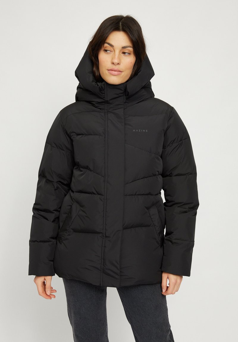 Schwarze Daunenjacke mit hohem Kragen und Kapuze. Verfügt über diagonale Nähte, zwei seitliche Taschen und einen Frontreißverschluss. Texturiert, leichtes Material.