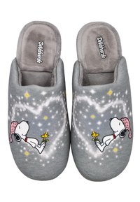 Zapatillas de casa gris de felpa con una textura suave, que presentan un diseño de Snoopy, acentos de estrellas y una ilustración de un gorro de dormir rosa.