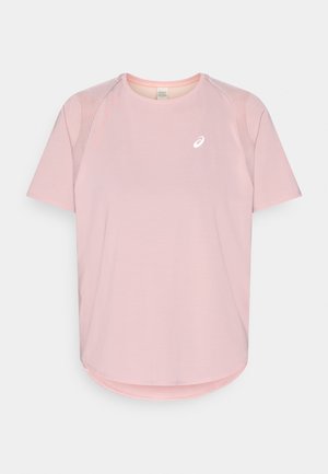 Svijetloružičasta sportska majica od mekog materijala, s kratkim rukavima, okruglim izrezom i suptilnim bijelim logotipom na prsima.