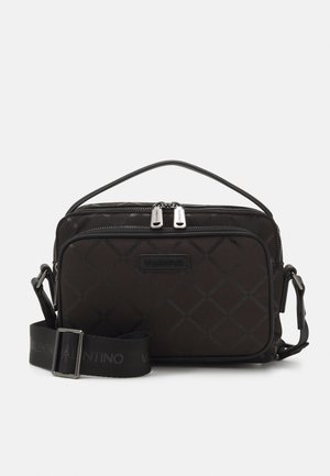 Musta nailoninen olkalaukku timanttikuvioinnilla, vetoketjusuljenta, kahdet yläkahvat ja säädettävä olkahihna, jossa on logokuviointi.