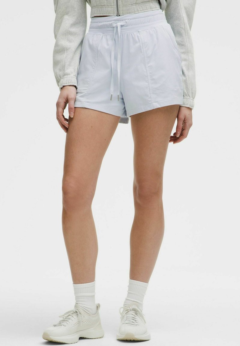 Pantalones cortos deportivos de color azul claro, hechos de una tela suave y liviana, con cinturilla elástica y cordón, y con bolsillos laterales.